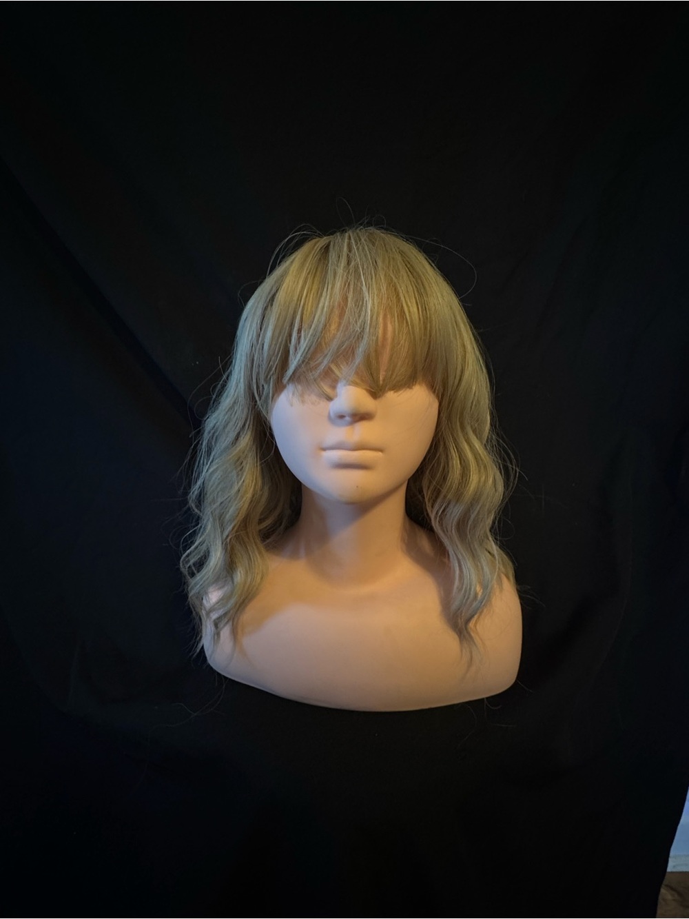 Women’s Wavy Fringe Wig in Ash Blonde